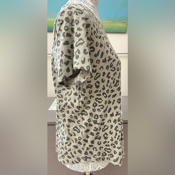 Women’s Old Navy T Shirt Taupe Putty Leopard Print Everywear Short Sleeve Tee M - Picture 2 of 6